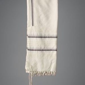 טלית עם פסים באפור וכסף